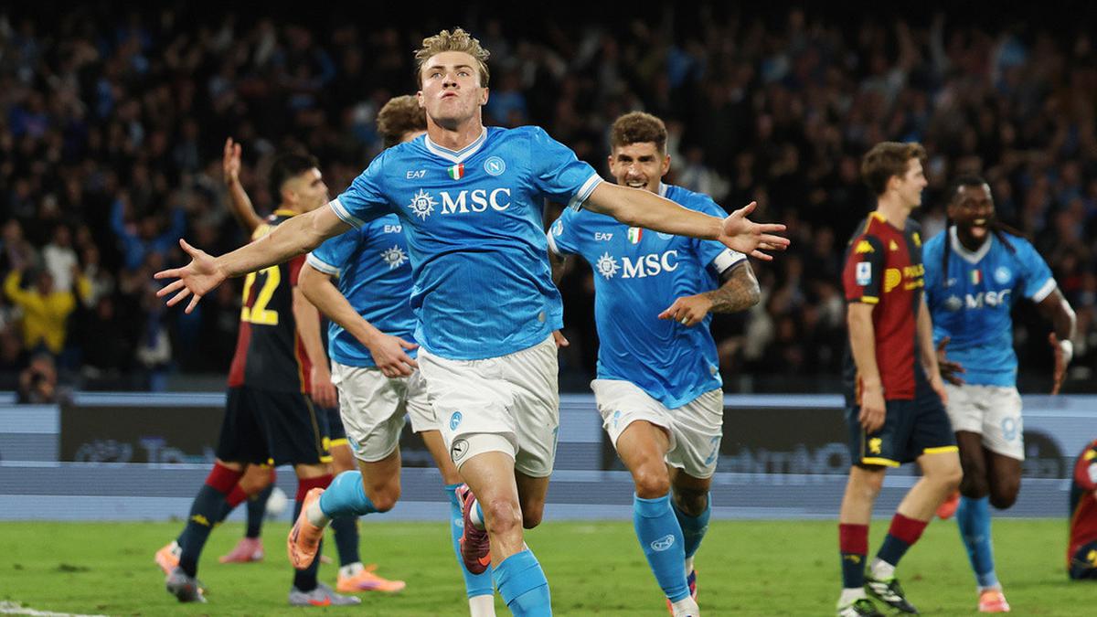 Napoli Kalahkan Genoa 2-1, Hojlund Cetak Gol Penentu