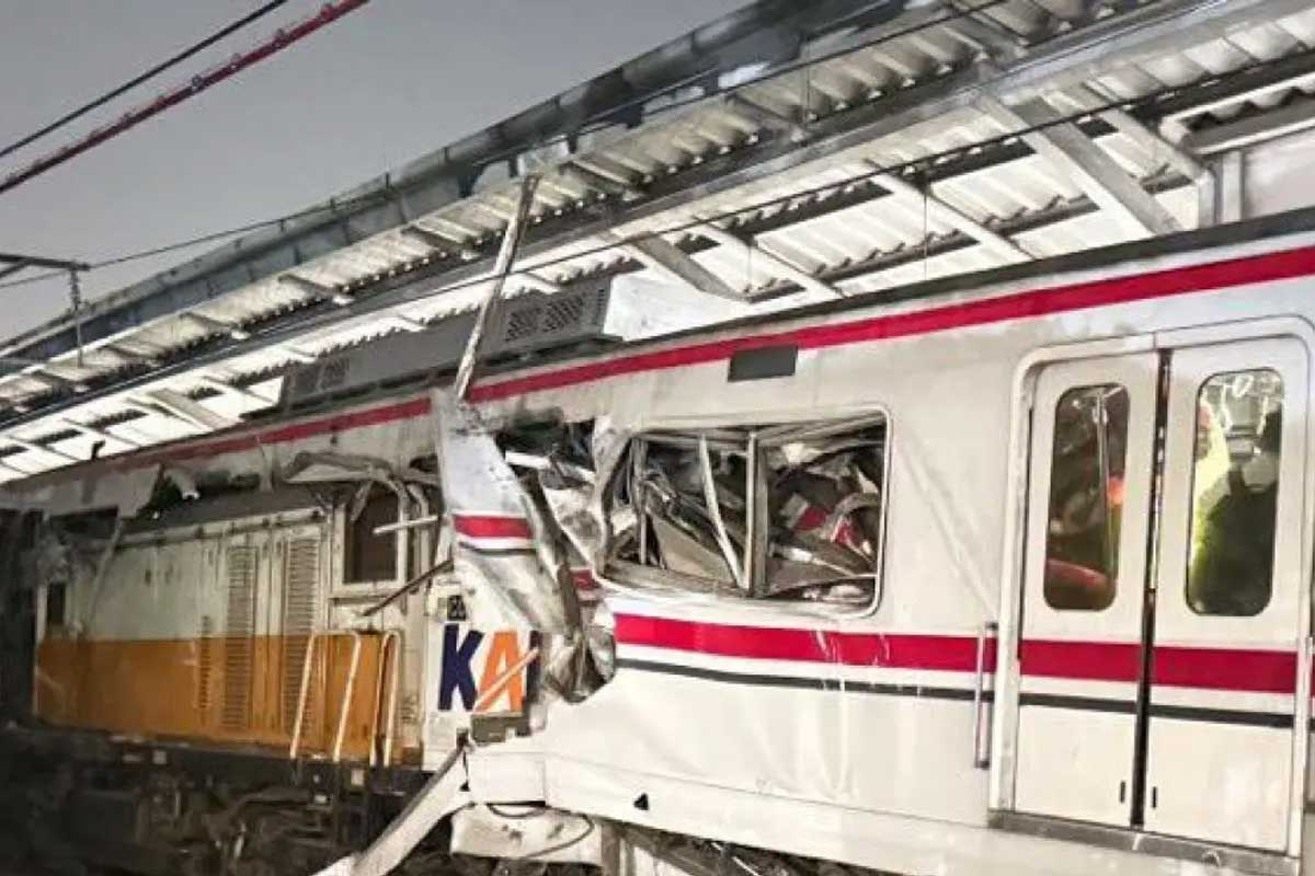 Tabrakan KRL Bekasi Hambat Ratusan Penumpang di Manggarai